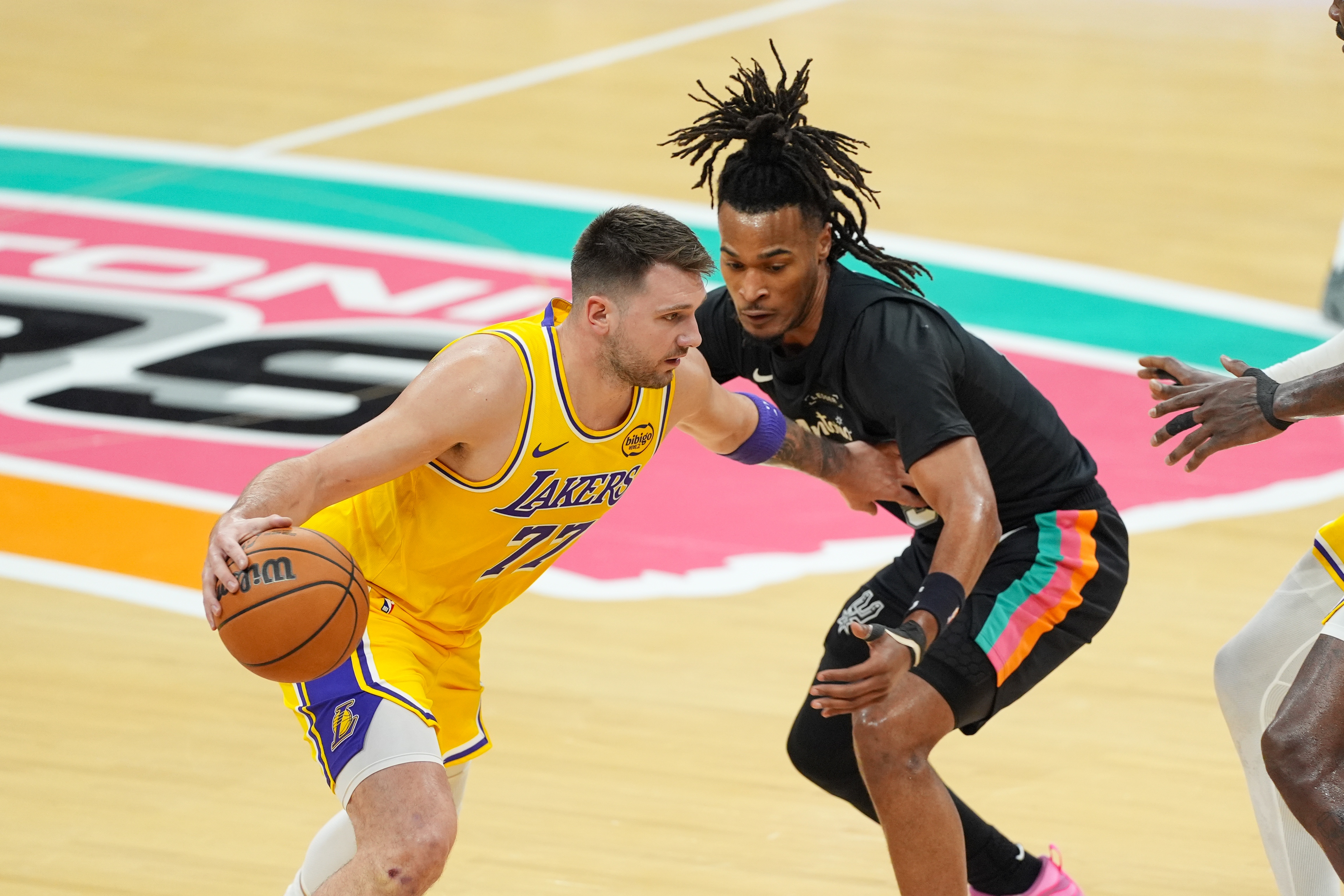 世俱杯买球APP-卡斯尔：我努力不让东契奇站上罚球线 凭一己之力实在没法防住他